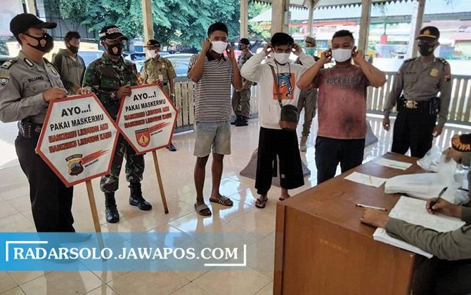 Personel gabungan gelar operasi yustisi di Pasar Bekonang, Mojolaban, Sukoharjo agar masyarakat patuh prokes, beberapa waktu lalu.