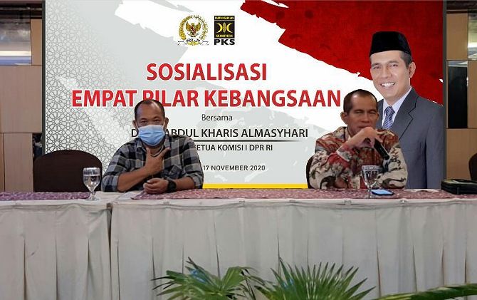 PAPARAN: Abdul Kharis Al Masyhari saat sosialisasi 4 pilar kebangsaan di Klaten Selasa (17/11).