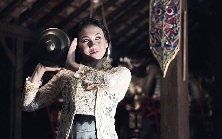 GEMULAI: Peni Candra Rini tampil dengan mengenakan kebaya sembari menggunakan properti gamelan Jawa. (DOK. PRIBADI)