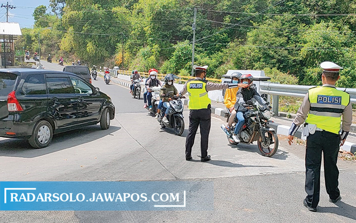 ANTISIPASI: Beberapa pengendara yang melintas di daerah Selo dicegat untuk dimintai keterangan oleh pihak kepolisian. (RAGIL LISTYO/RADAR SOLO)