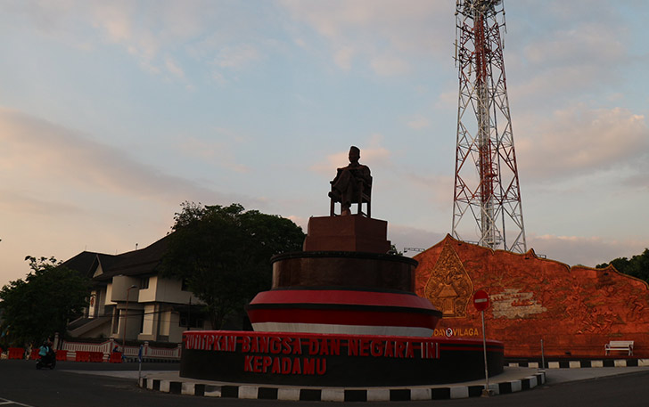 IKON KOTA: Jalan Ir Soekarno dari arah Jembatan Pokoh menuju barat hingga Patung Soekarno masih ditutup. (IWAN ADI LUHUNG/RADAR SOLO)