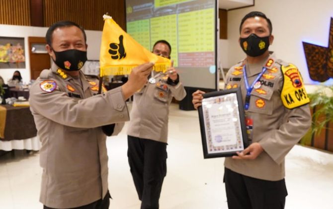 Kapolres Wonogiri AKBP Christian Tobing menerima penghargaan dari Kapolda Jawa Tengah Irjen Pol Ahmad Luthfi di Kabupaten Semarang, Selasa (24/11).
