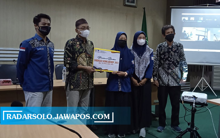 Penyerahan bantuan biaya pendidikan Formasi Scholarship oleh Wakil Rektor Bidang Kemahasiswaan dan Kerjasama UIN Raden Mas Said Syamsul Bakri, Kamis (5/8). (MANISSA/RADAR SOLO)