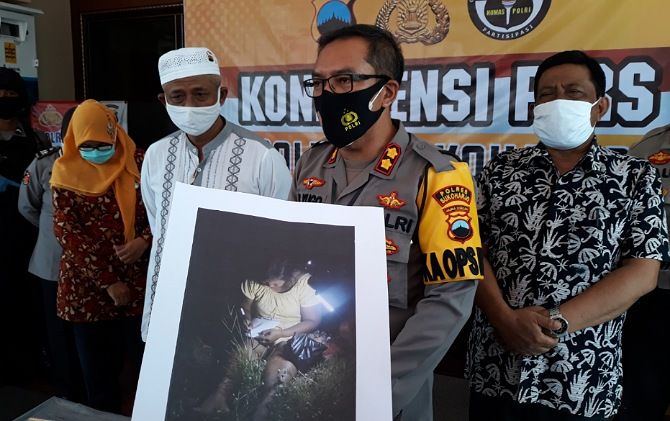 Kapolres Sukoharjo AKBP Bambang Yugo Pamungkas bersama takmir Masjid Al Huda Suyono dan Kades Dalangan Slamet memberikan keterangan pers terkait Alquran yang dirobek-robek.