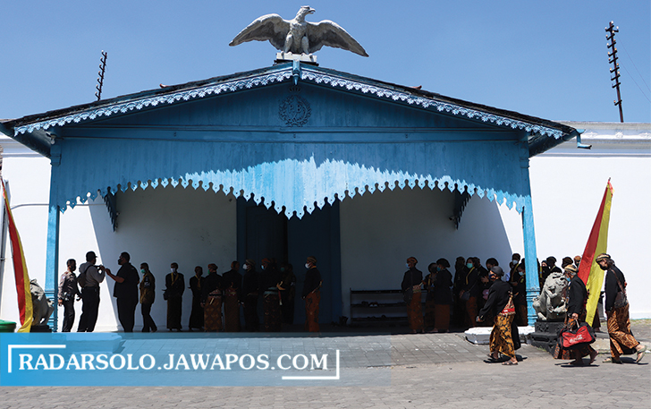 TERBATAS: Tamu undangan mengantre masuk Sasana Handrawina, kompleks Dalem Ageng Keraton Kasunanan untuk hadiri peringatan Hadeging Nagari Keraton Surakarta, Kamis (26/8). (M. IHSAN/RADAR SOLO)