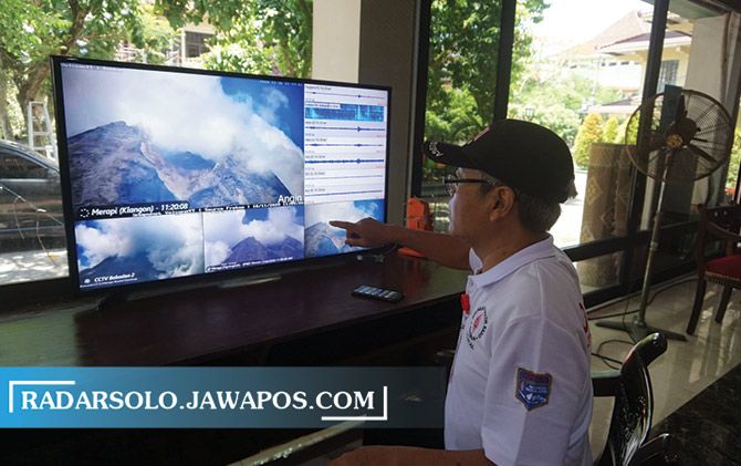 Pantauan aktivitas Merapi dari pos induk di Pendapa Pemkab Klaten, kemarin (17/11).