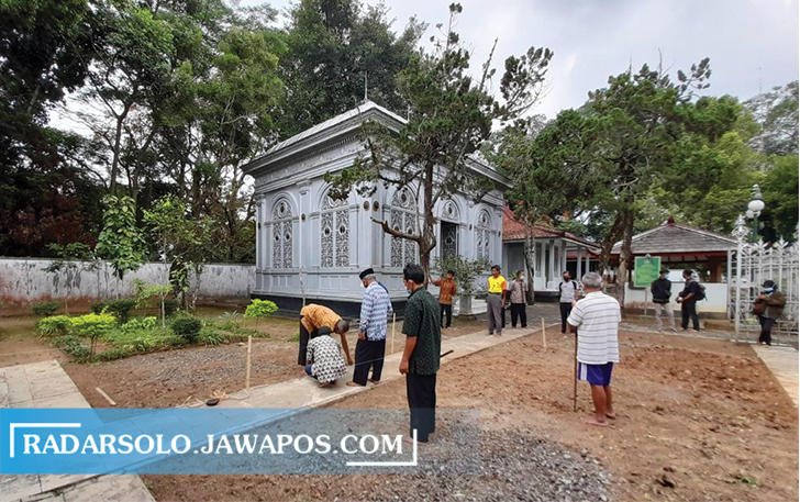 DIPERSIAPKAN: Sejumlah petugas Astana Girilayu tengah mempersiapkan makam KGPAA Mangkunegara IX, Jumat (13/8). (RUDI HARTONO/RADAR SOLO)