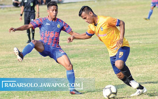Persika Karanganyar saat laga uji coba melawan PS Universitas Semarang di Lapangan Ngijo, Tasikmadu,  Karanganyar.