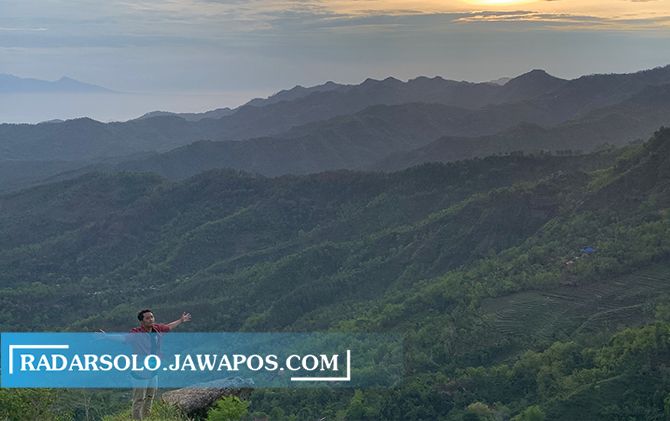 NGERI-NGERI SEDAP: Spot foto yang paling populer di puncak Gunung Besek, Kismantoro. Lokasinya menghadap langsung ke barisan bukit yang indah.