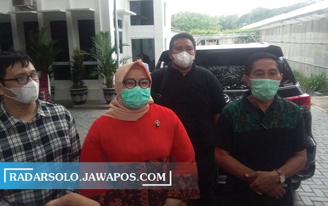 Pasangan calon bupati-wakil bupati Sragen Kusdinar Untung Yuni Sukowati dan Suroto (kanan) didampingi tim pemenangan memberi keterangan hasil pilkada, kemarin (9/12).