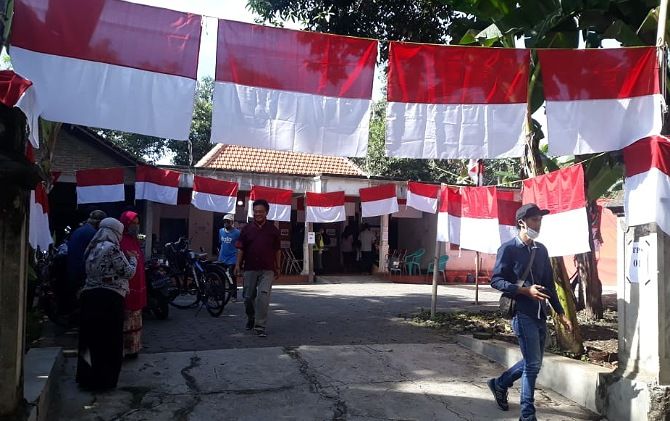 TPS 1 Desa Tanjung, Kecamatan Nguter bernuansa nasionalisme, dihiasi bendera merah putih.