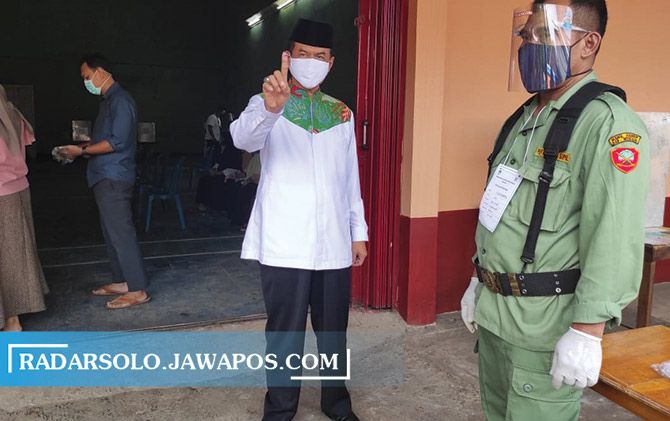 Cabup Hartanto mencoblos di TPS 2 Kelurahan Bulusari, Kecamatan Slogohimo, Rabu (9/12).