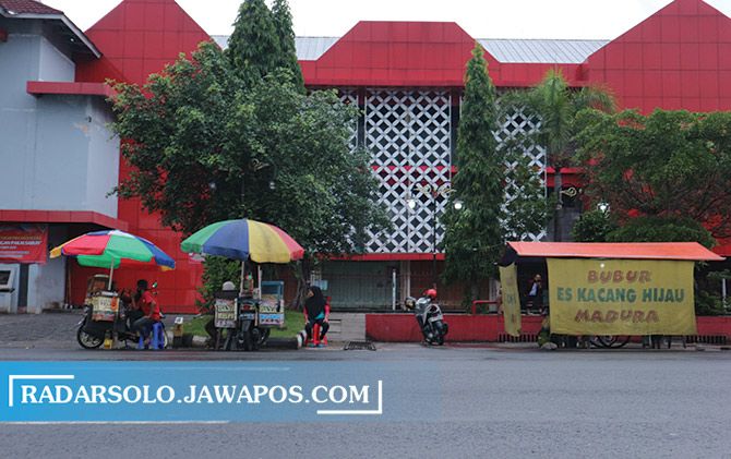 PKL beroperasi di kawasan Pasar Kota Wonogiri, kemarin. Mereka diizinkan berdagang hingga pukul 22.00.