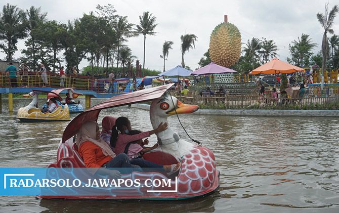 Wahana bebek air kayuh di objek wisata Taman Jlengut Desa Karangduren, Kecamatan Kebonarum.