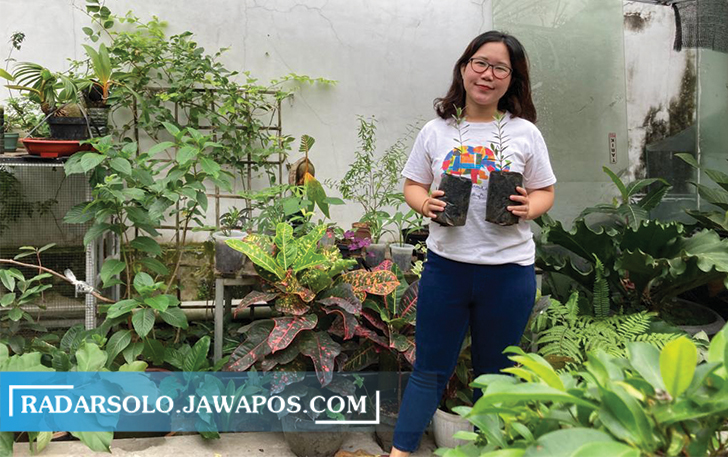 TERTANTANG: Lindi Oktavia Dewi tunjukkan bibit pohon zaitun di kebun rumahnya, kemarin. (SEPTINA FADYA/RADAR SOLO)