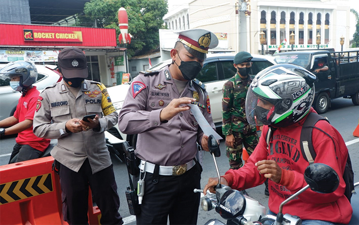 SOSIALISASI: Aparat gabungan ketika memberikan informasi soal aplikasi PeduliLindungi di perbatasan Jateng-Jogja, Kecamatan Prambanan, Klaten (28/8). (POLRES KLATEN FOR RADAR SOLO)