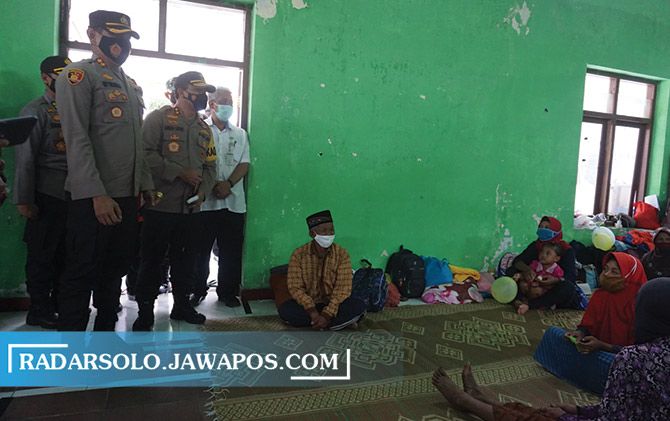 Kapolda Jateng Irjen Pol Ahmad Luthfi mengecek lokasi pengungsian sementara di Balai Desa Balerante, Kecamatan Kemalang, kemarin (11/11).
