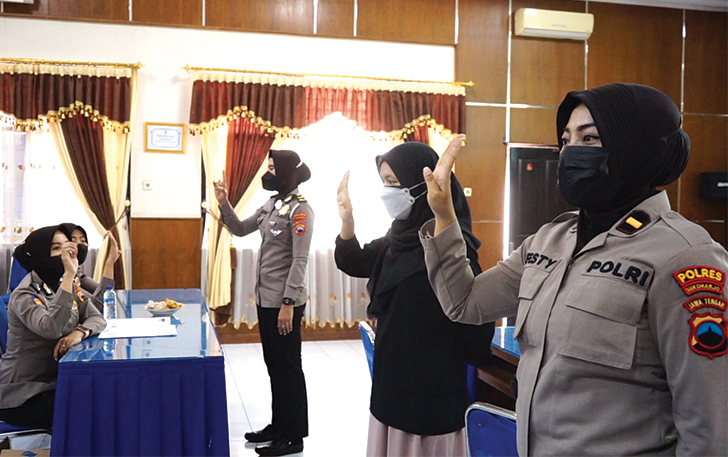 TEROBOSAN: Polwan Polres Sukoharjo belajar bahasa isyarat dari pelatih SLB Tawangsari, Kamis (19/8). (POLRES SUKOHARJO FOR RADAR SOLO)