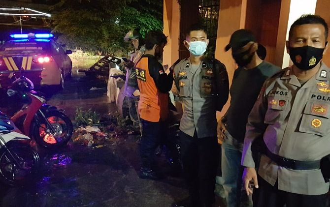 Polisi bersama tim SAR masih melakukan pencarian tubuh pria tak dikenal yang nekat melompat dari atas Jembatan Jurug.