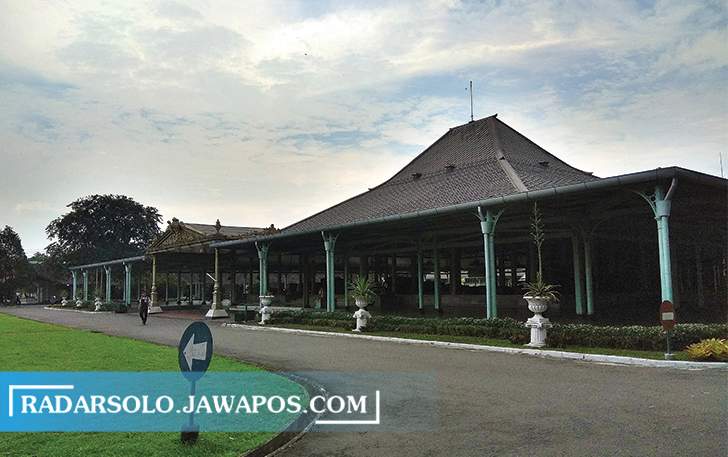 PENJAGAAN KETAT: Hanya akan ada satu pintu yang tersedia untuk arus pelayat KGPAA Mangkunegara IX. (DAMIANUS BRAM/RADAR SOLO)