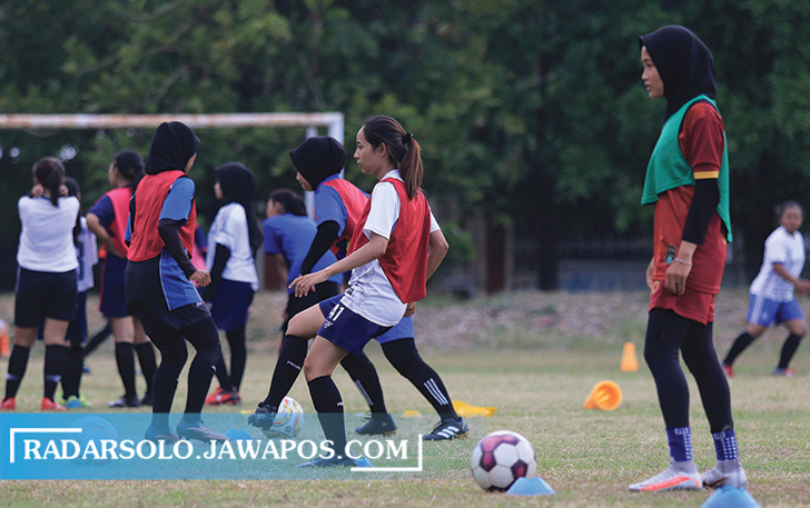 POTENSIAL: Pemain Putri Surakarta berlatih di Lapangan Jajar, Leweyan, belum lama ini. (ARIEF BUDIMAN/RADAR SOLO)