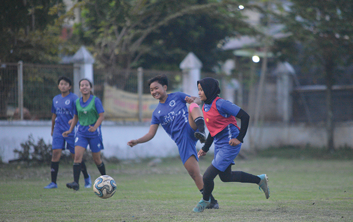 PEMBINAAN: Pemain Putri Surakarta berlatih di Lapangan Jajar, Kecamatan Laweyan, belum lama ini. (ISTIMEWA)