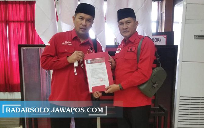 Pasangan bakal calon bupati dan wakil Bupati Wonogiri Joko Sutopo dan Setyo Sukarno menunjukkan surat rekomendasi dari DPP PDIP.