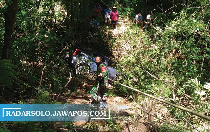Anggota TNI dan warga menarik mobil SUV dari jurang di kawasan Irung Petruk, kemarin (13/11).