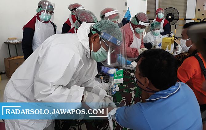 Tes Covid-19 yang dilakukan Dinkes Sukoharjo.