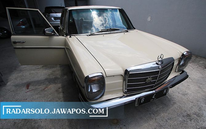 ELEGAN BUAT HARIAN: Mercedes Benz W115 atau Mercy Mini milik Faried Muhammad Yamin yang mengusung konsep orisinalitas.