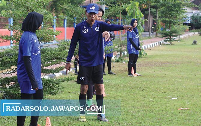 INSPIRATOR: Pelatih Timnas U-16 Pelajar Kemenpora Rochy Putiray melatih Putri Surakarta di Lapangan Donohudan, Ngemplak, Boyolali (15/1).