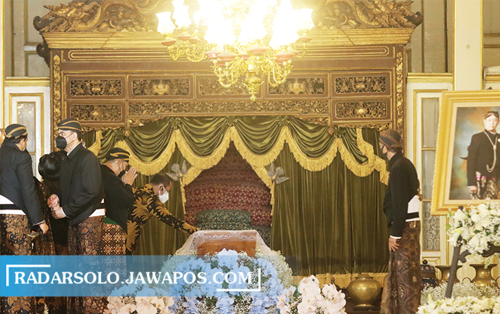 Mantan Wali Kota Surakarta F.X. Hadi Rudyatmo (berbaju batik) melayat kepergian KGPAA Mangkunegara IX, Minggu (15/8). (M. IHSAN/RADAR SOLO)