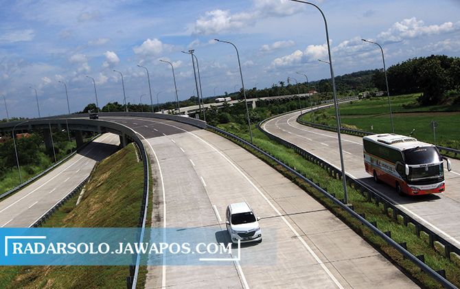 Arus lalu lintas di jalan Tol Trans Jawa, tepatnya di segmen Boyolali-Solo terpantau sepi kendaraan, Rabu (23/12).