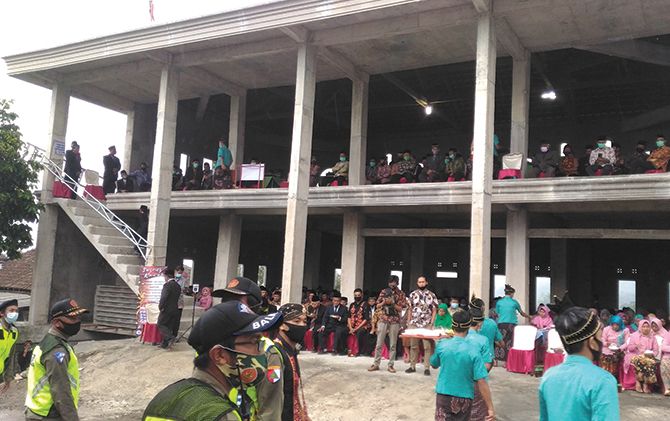 Tim Satpol PP Boyolali mendatangi acara hajatan di Desa Gebyok, Kecamatan Selo yang melanggar protokol kesehatan, Kamis (25/11).