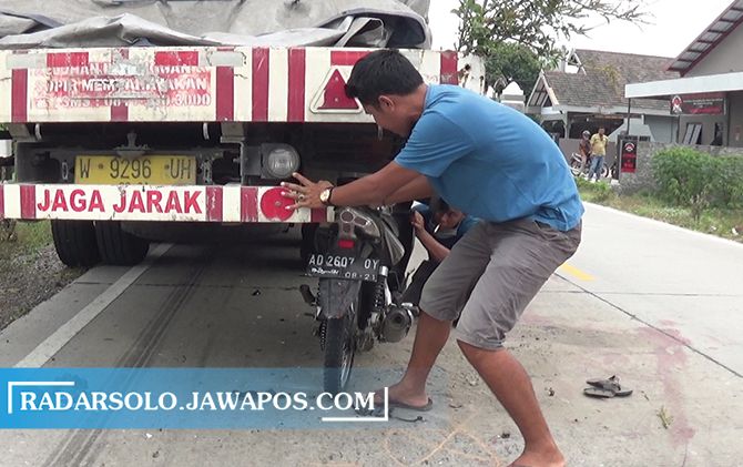 Motor yang dikendarai korban meninggal Egi Pradipta Untara, masuk ke dalam kolong truk.