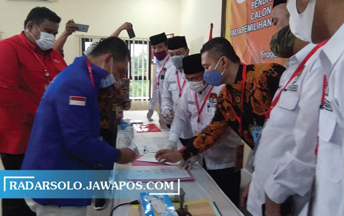 Ketua DPC Partai Demokrat Sragen mengurus administrasi pencoretan partai pengusung Yuni-Suroto.
