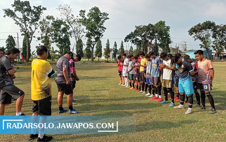 Seleksi pemain Persika Karanganyar di lapangan Jati, Jaten. (NIKKO AUGLANDY/RADAR SOLO)