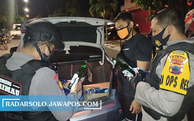 Kapolres Wonogiri AKBP Christian Tobing (kanan) dan Kasat Sabhara AKP Sugihantoro periksa isi bagasi mobil pada razia, Selasa dini hari (22/9).