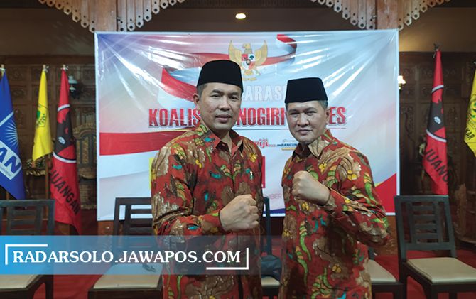 Bakal calon bupati-wakil bupati Wonogiri Joko Sutopo dan Setyo Sukarno usai mendaftarkan diri di KPU, kemarin.