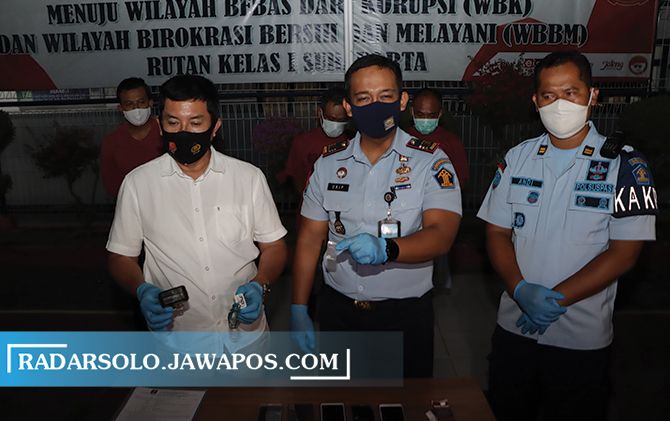 Kepala Rutan Klas IA Surakarta Urip Dharma Yoga saat memberikan keterangan kasus penyelundupan sabu ke dalam rutan oleh oknum sipir.