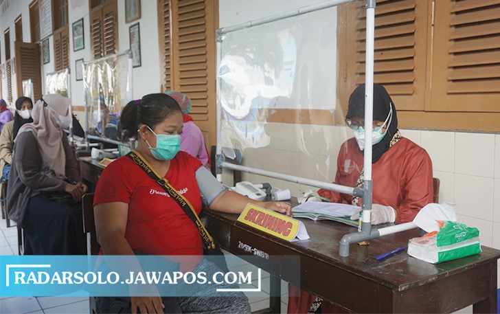 LINDUNGI DIRI: Skrining dan vaksinasi Covid-19 bagi ibu hamil di SD Kanisius, Sidowayah, Kecamatan Klaten Tengah. (ANGGA PURENDA/RADAR SOLO)