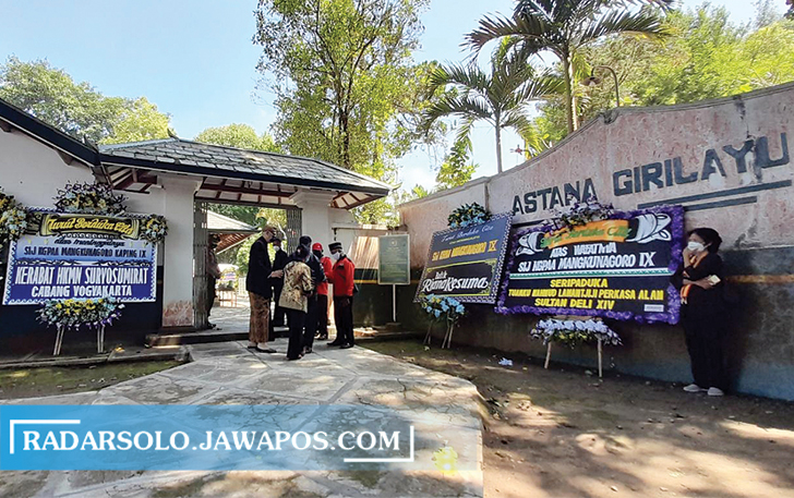 DIBATASI: Suasana di Astana Girilayu, Matesih, Karanganyar. Pelayat yang berkunjung dibatasi. Dan hanya keluarga yang bisa masuk mengikuti prosesi pemakaman KGPAA Mangkunegara IX. (RUDI HARTONO/RADAR SOLO)