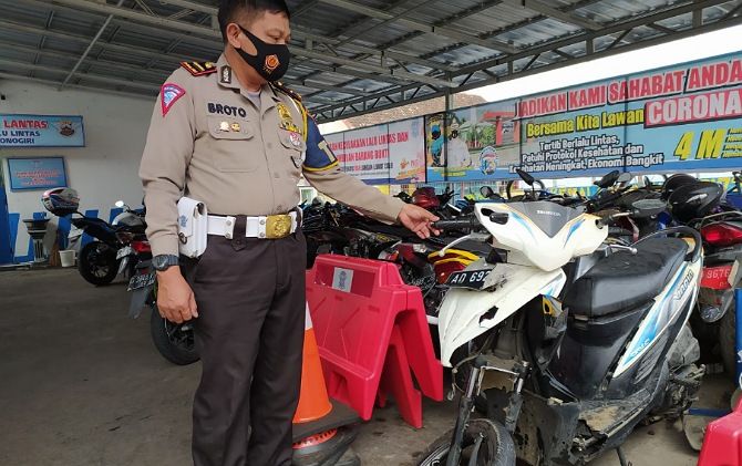 Kanit Laka Polres Wonogiri Ipda Broto Suwarno menunjukkan sepeda motor Vario yang terlibat kecelakaan pada Kamis (3/12) malam lalu.