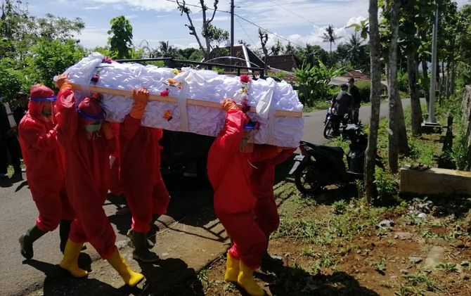 Prosesi pemakaman yang dilakukan oleh tim Jogo Tonggo di salah satu desa di Kecamatan Slogohimo, Selasa (1/12). Jenazah sempat disemayamkan di rumah duka.