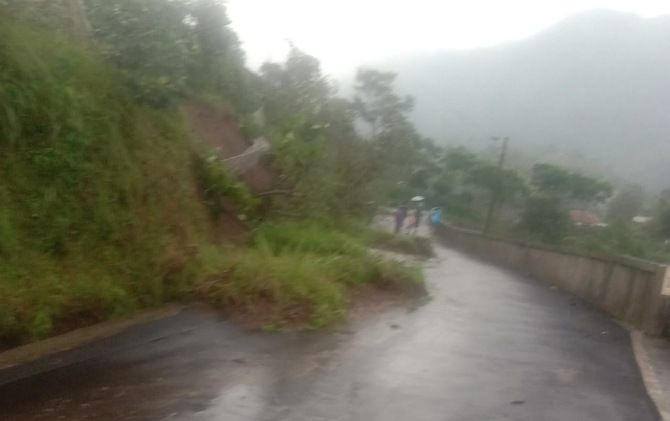 Tanah longsor menutup sebagian jalan di lereng timur Gunung Merapi.
