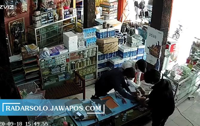 Dua pelaku kejahatan terekam kamera pemantau saat beraksi di Toko Barokah, Lingkungan Jenggotan RT 003/RW 003, Kelurahan Pugutan, Kecamatan Manyaran.