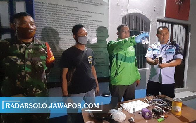 Bungkusan yang diduga berupa sabu yang dilempar oleh seseorang dari balik penjara. Serta sejumlah barang yang ditemukan saat pihak Rutan Klas IA Surakarta menggeledah kamar napi.