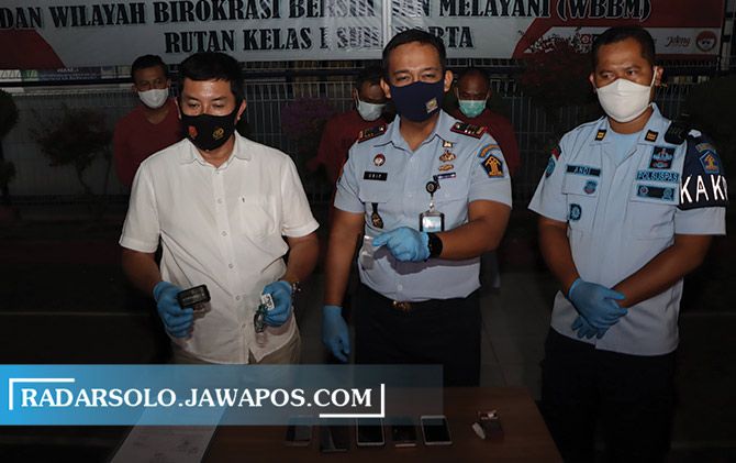 Kepala Rutan Kelas I A Solo Urip Dharma Yoga bersama para pelaku dan barang bukti penyelundupan sabu, beberapa waktu lalu.