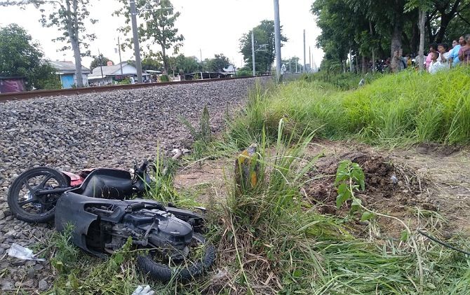 Sepeda motor matic milik korban terpental setelah bertabrakan dengan KA Argo Wilis di perlintasan tanpa palang pintu.