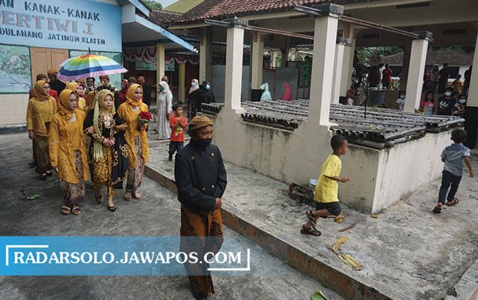 Pasangan pengantin mengelilingi sumur di Dusun Porodesan, Desa Randulanang, Kecamatan Jatinom, Klaten, kemarin.